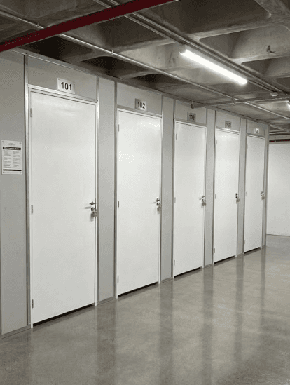 Corredor de boxes do self storage Ahead, no 4o subsolo da Rua Claudio Soares, 72